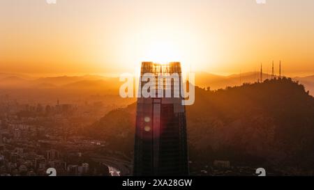 Un paesaggio urbano aereo di Santiago, Cile, catturato da un drone Foto Stock