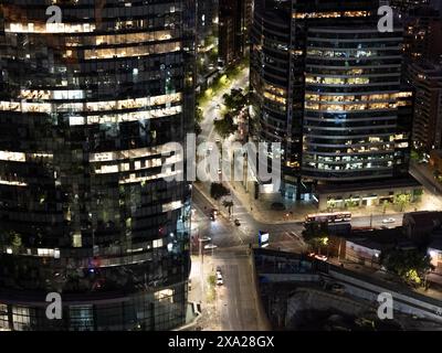 Un paesaggio urbano aereo di Santiago, Cile, catturato da un drone Foto Stock