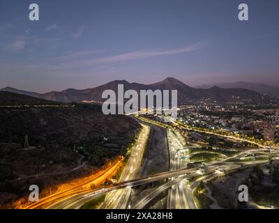 Un paesaggio urbano aereo di Santiago, Cile, catturato da un drone Foto Stock