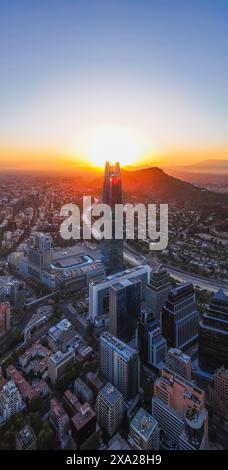 Un paesaggio urbano aereo di Santiago, Cile, catturato da un drone Foto Stock