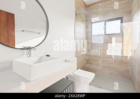Una lussuosa casa vacanze con WC, lavandino e box doccia in vetro Foto Stock