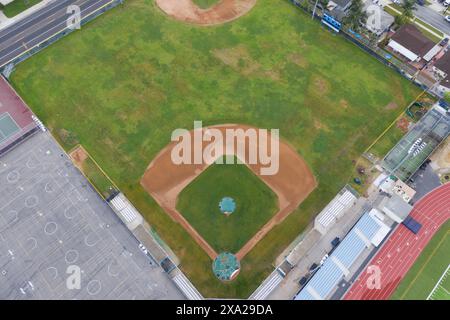 Vista aerea dei campi da baseball e delle distese verdi lussureggianti Foto Stock