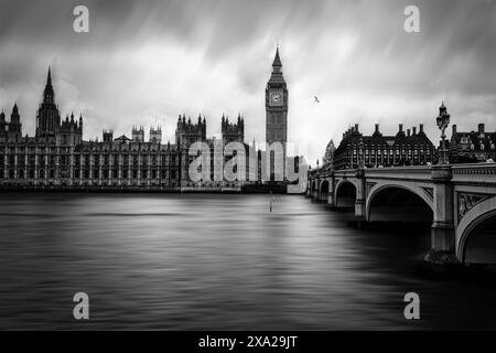 Ripresa a lunga esposizione del Big Ben che si affaccia su un ponte Foto Stock