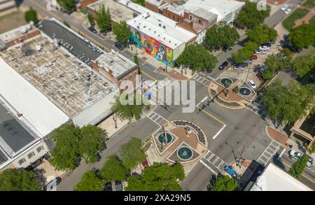 Veduta aerea dell'angolo della strada urbana con edifici, alberi e un grattacielo nel centro di Augusta, Georgia Foto Stock