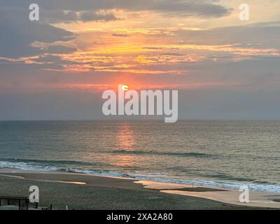 Un tramonto sull'oceano dalla finestra dell'aereo Foto Stock