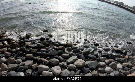 Primo piano di una spiaggia sassosa la sera Foto Stock