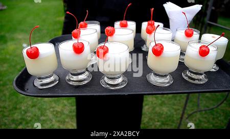 Cocktail peruviano chiamato Pisco Sour prodotto a Lima - Perù (grappa d'uva peruviana), succo di lime, sciroppo, albume d'uovo e gocce di amaro di angostura Foto Stock