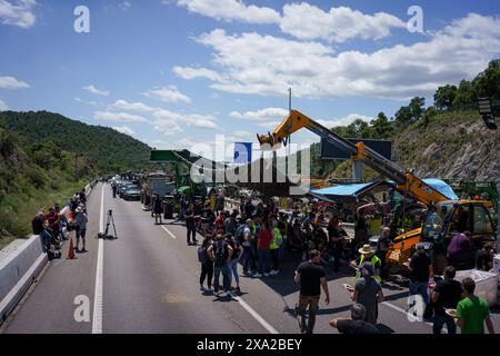 La Jonquera, Spagna. 3 giugno 2024. Durante la dimostrazione, agricoltori e trattori si vedono in mezzo all'autostrada. Centinaia di agricoltori provenienti da Spagna e Francia hanno bloccato le autostrade ai principali valichi di frontiera tra i due paesi per protestare contro le normative comunitarie in materia di industria, aumentando la tassazione e l'importazione di prodotti da paesi stranieri. Credito: SOPA Images Limited/Alamy Live News Foto Stock