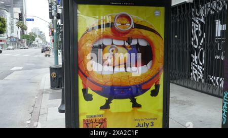 Los Angeles, California, USA 2 giugno 2024 fermata dell'autobus Despicable me 4 poster su Sunset Blvd il 2 giugno 2024 a Los Angeles, California, USA. Foto di Barry King/Alamy Stock Photo Foto Stock