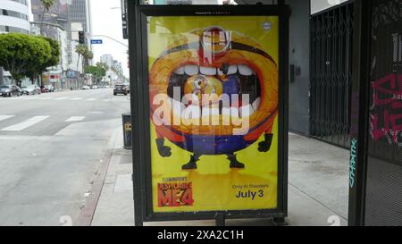 Los Angeles, California, USA 2 giugno 2024 fermata dell'autobus Despicable me 4 poster su Sunset Blvd il 2 giugno 2024 a Los Angeles, California, USA. Foto di Barry King/Alamy Stock Photo Foto Stock