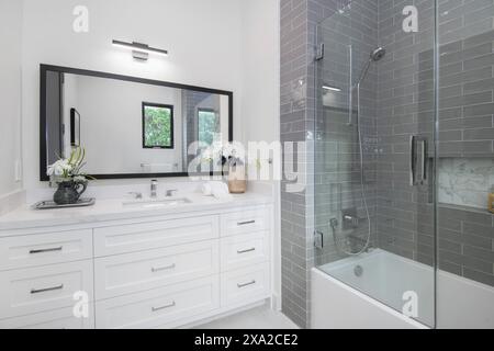 Un bagno in una casa moderna di nuova costruzione a Los Angeles Foto Stock