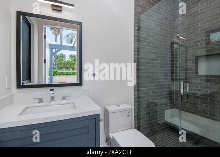 Un bagno in una casa moderna di nuova costruzione a Los Angeles Foto Stock