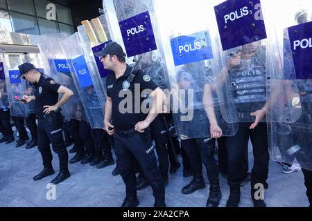 La polizia tiene i propri scudi per impedire alla stampa di scattare foto durante la conferenza stampa. Nelle elezioni locali tenutesi il 31 marzo in Turchia, la decisione di licenziare Mehmet S?dd?k Akis, che è stato eletto come co-sindaco del comune di Hakkari dal Partito Popolare per l'uguaglianza e la democrazia, e di nominare il governatore Ali Celik come fiduciario, invece protestò. La decisione è stata protestata da rappresentanti di partiti e organizzazioni curdi e da un gruppo a Diyarbakir. La polizia ha inizialmente bloccato i partecipanti alla protesta e non ha permesso loro di fare una dichiarazione stampa. Un comunicato stampa era ma Foto Stock