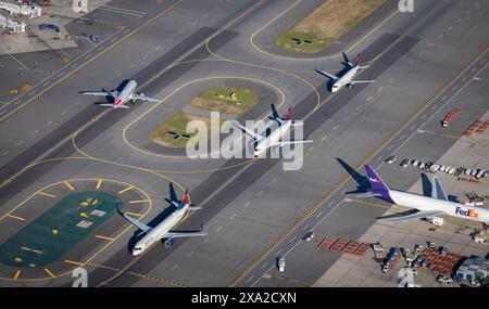 Vista aerea di un jet dell'American Airlines che passa davanti ai jet Delta Airlines all'aeroporto Logan di Boston. Foto Stock