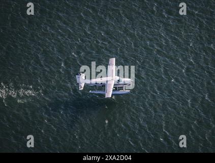 Uno scatto aereo di un idrovolante che decolla dal porto di Boston. Foto Stock