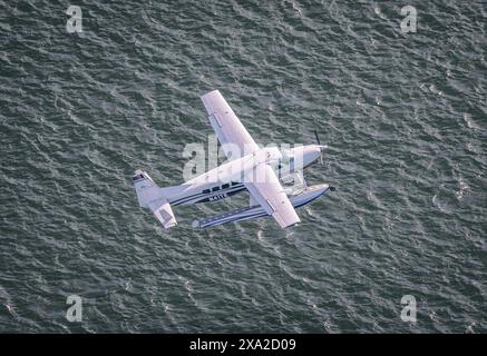 Uno scatto aereo di un idrovolante che decolla dal porto di Boston. Foto Stock