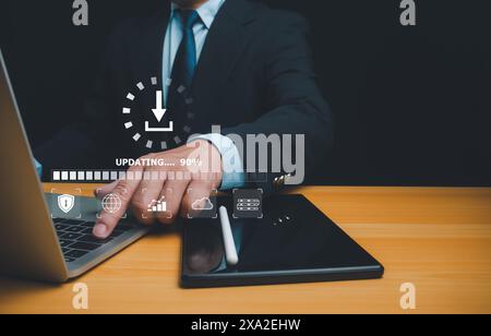 Uomo che lavora e installa il processo di aggiornamento, l'app di installazione e il processo di aggiornamento del software, modernizza le apparecchiature utente, aggiornamento del firmware o del sistema operativo Foto Stock