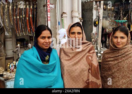 Donne sikh in viaggio verso il tempio d'oro di Amritsar, India. Foto Stock