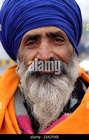 Un ritratto di un Sikh sorridente ad Amritsar, in India. Foto Stock