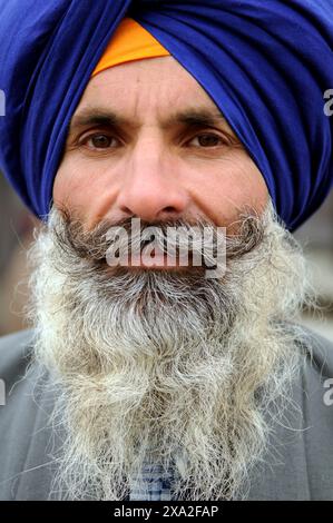 Un ritratto di un Sikh sorridente ad Amritsar, in India. Foto Stock