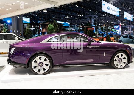 New York City, USA - 27 marzo 2024: Auto di lusso Rolls Royce Spectre al New York International Auto Show, vista laterale. Foto Stock