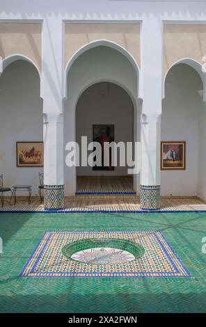 Marocco: Un cortile interno presso il Museo di Marrakech (Musee de Marrakech), Medina di Marrakech, Marrakech. Il museo è ospitato nel Palazzo Dar Mnebhi, costruito all'inizio del XX secolo. Ospita arte storica e arte contemporanea provenienti da tutto il Marocco. Foto Stock