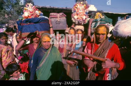 India: Devoti della dea Yellamma, Festival di Poornima tenuto vicino al Tempio di Yellamma, Saundatti, Karnataka (1994). Ogni anno nel mese indù di Magh (gennaio - febbraio) più di mezzo milione di persone si radunano intorno al minuscolo tempio della dea Yellamma a Saundatti. Yellamma è la patrona dei devadasi o donne dedicate al servizio di una divinità o tempio. Foto Stock
