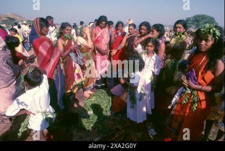 India: Devoti della dea Yellamma con foglie di neem, Poornima Festival si tiene vicino al Tempio di Yellamma, Saundatti, Karnataka (1994). Ogni anno nel mese indù di Magh (gennaio - febbraio) più di mezzo milione di persone si radunano intorno al minuscolo tempio della dea Yellamma a Saundatti. Yellamma è la patrona dei devadasi o donne dedicate al servizio di una divinità o tempio. Foto Stock