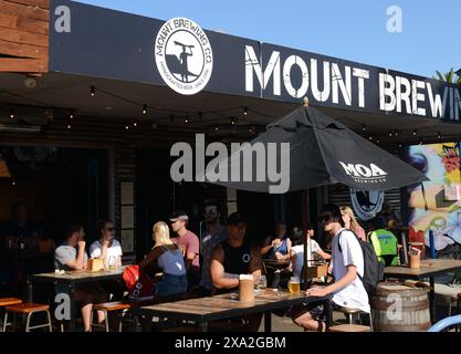 Il vivace bar e ristorante Brew Co. In Maunganui Road, Mount Maunganui, nuova Zelanda. Foto Stock