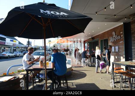 Il vivace bar e ristorante Brew Co. In Maunganui Road, Mount Maunganui, nuova Zelanda. Foto Stock