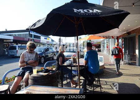 Il vivace bar e ristorante Brew Co. In Maunganui Road, Mount Maunganui, nuova Zelanda. Foto Stock