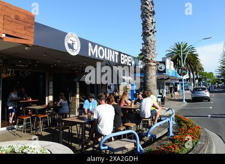 Il vivace bar e ristorante Brew Co. In Maunganui Road, Mount Maunganui, nuova Zelanda. Foto Stock