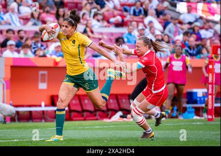 Madrid, Madrid, Spagna. 2 giugno 2024. MADRID, SPAGNA - Jun 02: Dami Hayes dell'Australia (L) in azione contro Malgorzata Koldej della Polonia (R) durante l'HSBC Madrid Rugby Sevens allo stadio Civitas Metropolitano il 2 giugno 2024 a Madrid, Spagna. (Credit Image: © Alberto Gardin/ZUMA Press Wire) SOLO PER USO EDITORIALE! Non per USO commerciale! Foto Stock