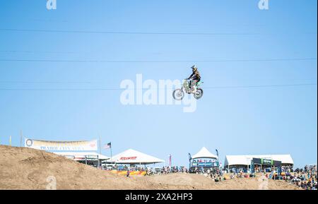 1 giugno 2024 Sacramento, CA USA Fredrik Noren(22) ottiene grande aria nella sezione 24-25 durante il campionato Pro Motocross 450 a Hangtown Classic Sacramento, CA Thurman James/CSM Foto Stock