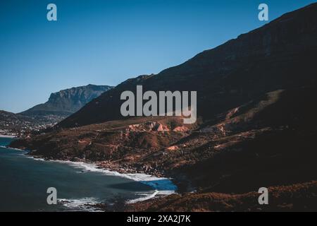 Immergiti nello splendido paesaggio di Chapman's Peak Drive a città del Capo, in Sud Africa, con le sue aspre scogliere costiere, l'oceano blu profondo e il suggestivo mare Foto Stock