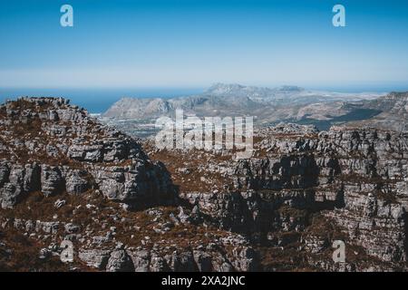 Scopri la maestosa bellezza dell'aspro paesaggio montano del Sudafrica. Questa immagine ad alta risoluzione cattura la grandezza dei picchi rocciosi, expa Foto Stock