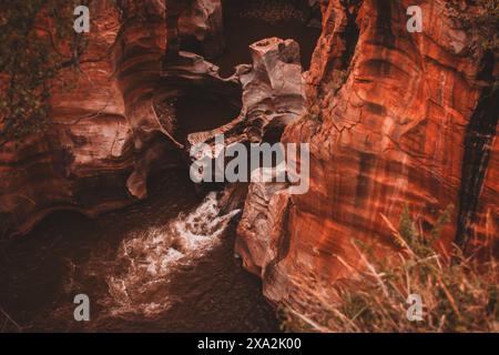 Una splendida vista aerea di Burks Luck Potholes in Sud Africa mostra le formazioni rocciose uniche e le acque turbolente, creando una natura mozzafiato Foto Stock