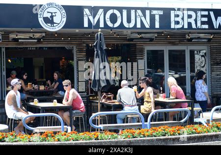 Il vivace bar e ristorante Brew Co. In Maunganui Road, Mount Maunganui, nuova Zelanda. Foto Stock