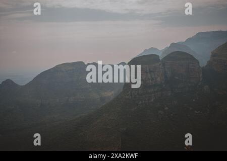 Un'accattivante e nebbiosa vista delle montagne dalla finestra di Dio in Sud Africa che mostra spettacolari formazioni rocciose e un'atmosfera serena perfetta per la natura doc Foto Stock