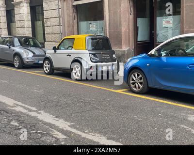 Cremona, Italia - il 2 maggio 2024 illustra la crescente popolarità dei veicoli elettrici, soprattutto negli ambienti urbani, per la loro Foto Stock