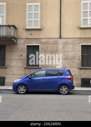 Cremona, Italia - 2 maggio 2024 una piccola auto blu è parcheggiata su una strada urbana, che mostra il fascino della vita cittadina europea e la convenienza di un Foto Stock