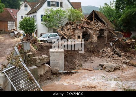 Klaffenbach, Germania. 4 giugno 2024. Veduta di un edificio sul Wieslauf distrutto dalle inondazioni. Crediti: Marijan Murat/dpa/Alamy Live News Foto Stock