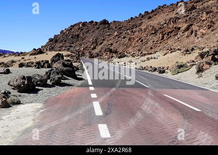 Sulla strada per il monte Teide, El Teide, Pico del Teide, Vulcano nel Parco Nazionale del Teide a Tenerife, Isole Canarie, Spagna, Europa, Una strada solitaria Foto Stock