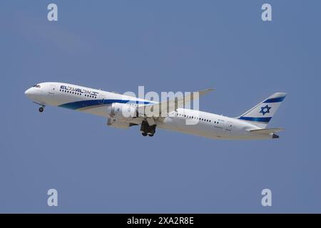 El al Israel Airlines Boeing 787-9 "Beer Sheva" con registrazione 4X-EDH mostrato in volo all'aeroporto internazionale di Los Angeles. Foto Stock
