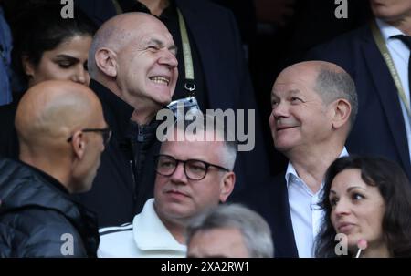 NORIMBERGA, GERMANIA - 3 GIUGNO: OLAF Scholz, Cancelliere tedesco con Bernd Neuendorf, presidente della federazione calcistica tedesca DFB Prior durante l'amichevole internazionale tra Germania e Ucraina al Max-Morlock-Stadion il 3 giugno 2024 a Norimberga, Germania. © diebilderwelt / Alamy Stock Foto Stock