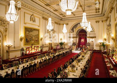 File foto datata 12/07/17 degli ospiti nella sala da ballo di Buckingham Palace, Londra, mentre il re Filippo vi di Spagna e la regina Elisabetta II partecipano al banchetto di stato per la visita di Stato del re nel Regno Unito. Data di pubblicazione: Martedì 4 giugno 2024. Foto Stock