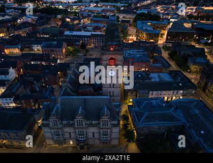 La torre dell'orologio sul municipio di Wakefield è illuminata nei colori dell'associazione MND in omaggio, dopo la morte dell'ex giocatore del Leeds Rhino Rob Burrow che aveva la malattia del Motor Neurone. Data foto: Lunedì 3 giugno 2024. Foto Stock