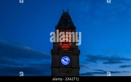 La torre dell'orologio sul municipio di Wakefield è illuminata nei colori dell'associazione MND in omaggio, dopo la morte dell'ex giocatore del Leeds Rhino Rob Burrow che aveva la malattia del Motor Neurone. Data foto: Lunedì 3 giugno 2024. Foto Stock