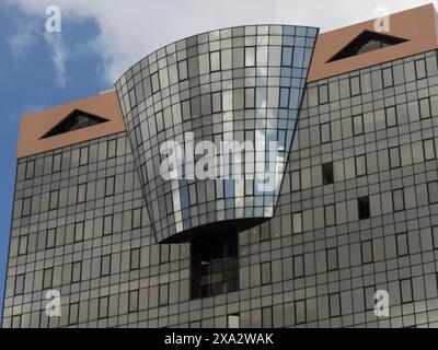 Edificio architettonicamente moderno con molte finestre e una facciata di vetro che riflette il cielo, Lisbona, Portogallo Foto Stock