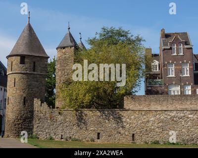 Mura della città vecchia con torri rotonde, fiancheggiate da edifici vecchi e moderni, Maastricht, Paesi Bassi Foto Stock